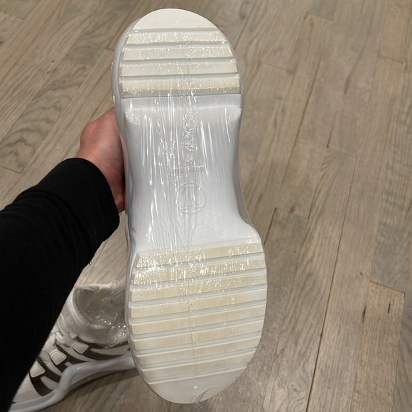 Louis Vuitton Archlight Sneaker - Picture 7 of 10